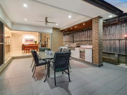 44 Hadley Circuit, Beaumont Hills Sold by Louis Carr Real Estate